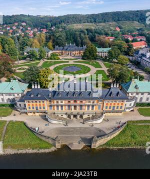 Tir de drone, photo de drone de l'Elbe avec gros plan du Palais baroque de Pillnitz et du Parc du Palais, Dresde, Saxe, Allemagne Banque D'Images