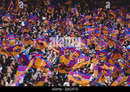 BARCELONE - avril 22 : les fans brandient des drapeaux lors du match de l'UEFA Women's Champions League entre le FC Barcelone et le VfL Wolfsburg au Camp Nou Stadium on Banque D'Images