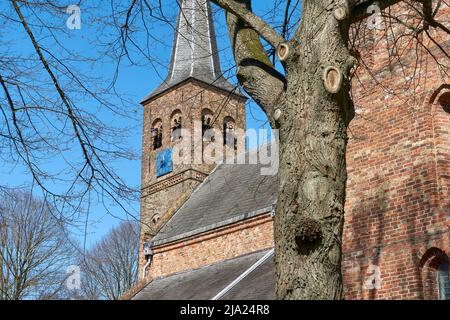 Vue sur l'église protestante romano-gothique de Burgum, pays-Bas du 13th siècle. Également connu sous le nom de Cross Church, Saint Martin's Church ou Kru Banque D'Images