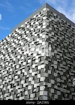 Coin angulaire de façade géométrique monochrome moderniste du bâtiment du centre-ville contre le ciel bleu à Sheffield, Yorkshire, Angleterre, Royaume-Uni Banque D'Images