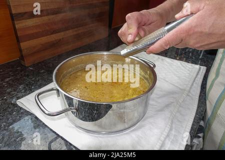 Cuisine souabe, préparation de la soupe aux racines de persil, persil, persil, persil tubéreux, légumes d'hiver, cuisine traditionnelle, soupe d'assaisonnement, râpe à muscade Banque D'Images