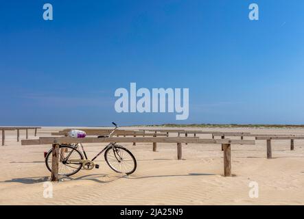 Plage avec des planches en bois et une maison de garde, Sankt Peter-Ording, Nordfriesland, Schleswig-Holstein, Allemagne Banque D'Images