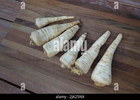 Cuisine souabe, préparation racine de persil (Petroselinum crispum subsp. Tuberosum) sur bois, légumes d'hiver, cuisine traditionnelle Banque D'Images