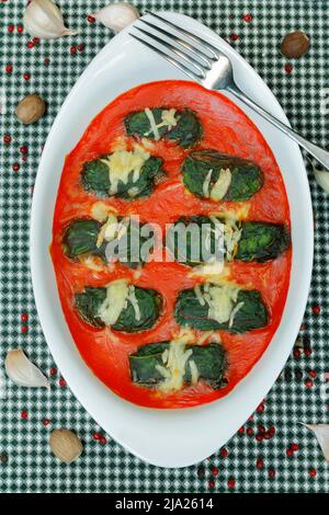 Cuisine souabe, grenouilles à feuilles de Bietigheim en sauce paprika, sauce, verger, du four, gratinées, plat de cocotte, cuisine traditionnelle, légumes Banque D'Images