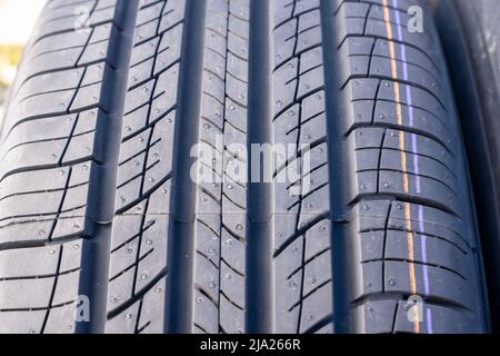 pneus d'été pour voitures neuves de suite. Gros plan sur la bande de roulement des pneus de voiture. Banque D'Images