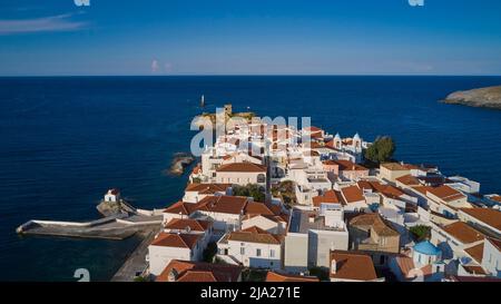 Chora, vieille ville, mer de maisons, toits de tuiles rouges, phare, Îlot de forteresse, forteresse en ruines, chapelle de Thalassini, tir de drone, lumière du soir, doux Banque D'Images