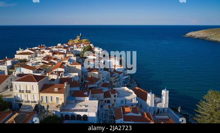 Chora, vieille ville, mer de maisons, toits de tuiles rouges, phare, îlot de forteresse, ruines de forteresse, tir de drone, lumière du soir, lumière douce du soir, bleu océan Banque D'Images