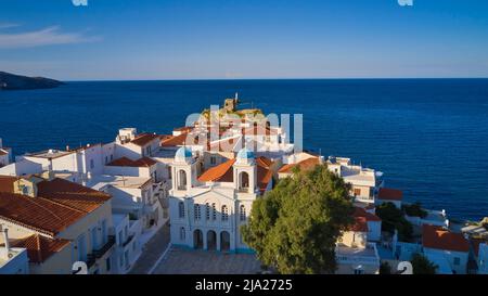 Chora, vieille ville, toits de tuiles rouges, phare, îlot de forteresse, ruines de la forteresse, église, tir de drone, lumière du soir, lumière douce du soir, Bleu océan, Andros Banque D'Images