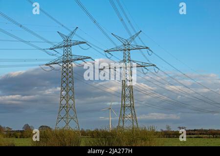 Centrale éolienne et pylônes haute tension près de Schuby, Schleswig-Holstein, Allemagne Banque D'Images