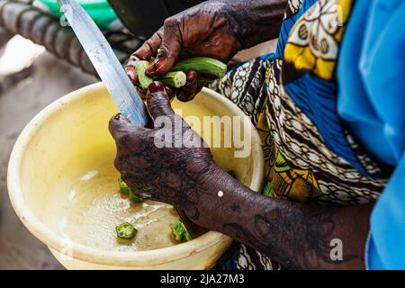 Femme coupant des légumes, okra, centre d'algues, mains détaillées, coopérative de femmes, Culture des algues et production de savon, Paje, East Coast Unguja Banque D'Images