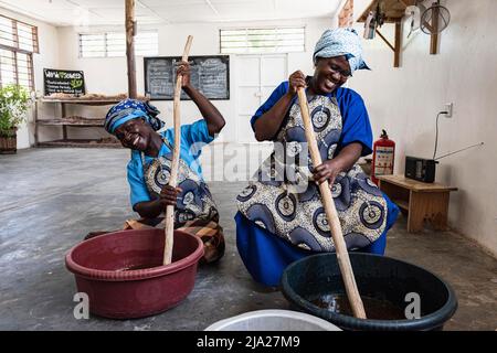 Femmes faisant du savon, centre d'algues, Women Cooperative, culture d'algues et production de savon, Paje, Unguja, East Coast Zanzibar, Tanzanie Banque D'Images