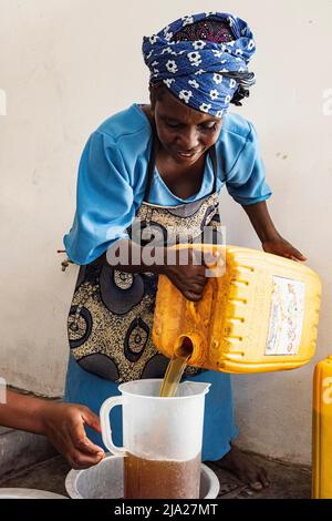 Femme fabrication de savon, centre d'algues, coopérative de femmes, culture d'algues et production de savon, Paje, côte est, Unguja, Zanzibar, Tanzanie Banque D'Images