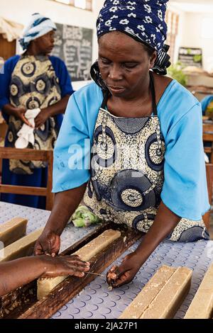 Savon, femme qui fait du savon au centre des algues, Women's Cooperative, culture des algues et production de savon, Paje, East Coast Unguja, Zanzibar, Tanzanie Banque D'Images