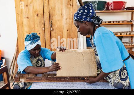 Savon, femme qui fait du savon au centre des algues, Women's Cooperative, culture des algues et production de savon, Paje, East Coast Unguja, Zanzibar, Tanzanie Banque D'Images