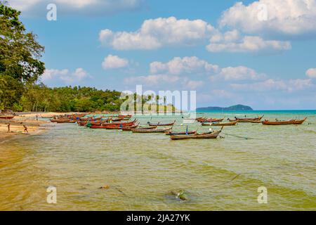 Bateaux de pêche traditionnels sur la côte de Phuket, Rawai Beach, Thaïlande Banque D'Images