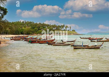 Bateaux de pêche traditionnels sur la côte de Phuket, Rawai Beach, Thaïlande Banque D'Images