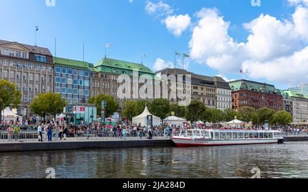 Bateau à vapeur Alster à la Jungfernstieg sur le lac intérieur Alster, Hambourg, Allemagne Banque D'Images