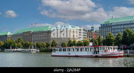 Bateau à vapeur Alster à Jungfernstieg sur le lac intérieur Alster, Hambourg, Hambourg, Allemagne Banque D'Images