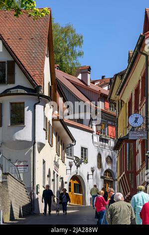 Maisons anciennes avec cheminées et dormeurs, chemin escarpé vers la ville haute, Meersburg, Lac de Constance, Bade-Wurtemberg, Allemagne Banque D'Images