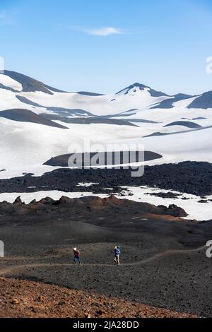 Deux randonneurs sur le sentier à travers le sable de lave, Barren paysage volcanique vallonné de la neige et des champs de lave, sentier de randonnée Fimmvoerouhal, Porsmoerk nature Banque D'Images