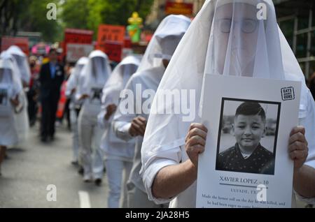 Les participants du mois de mars sont vus en tenant des photos d'enfants décédés et en marchant vers Times Square, New York City, pour exiger de meilleures lois sur les armes à feu et pour demander à chacun Banque D'Images