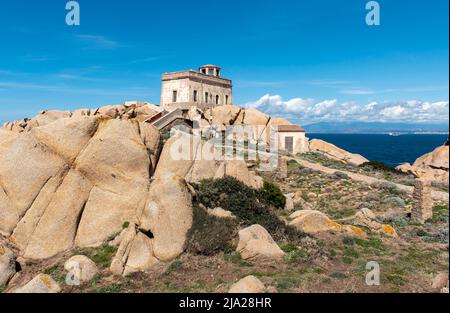 Antico Semaforo, ancien bâtiment du phare de Capo Testa, Sardaigne, Italie Banque D'Images