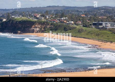 Mona Vale Beach et l'océan à Sydney sur les plages du nord de Sydney, NSW, Australie temps d'automne Banque D'Images