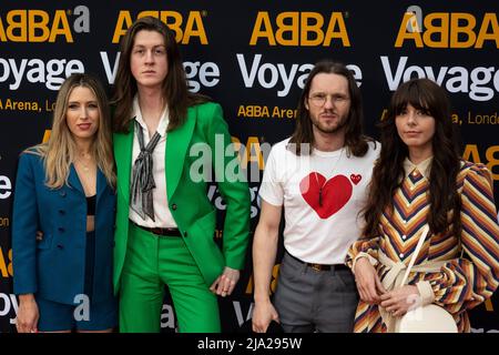 Londres, Royaume-Uni. 26 mai 2022. (De gauche à droite) Katie Donovan, Tom Ogden (Blossoms), Joe Donovan (Blossoms) et Sophia Rosemary Barresse sur le tapis rouge avant la performance d'ouverture d'ABBA Voyage à l'Abba Arena de Stratford. Crédit : Stephen Chung/EMPICS/Alay Live News Banque D'Images