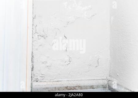 Peinture murale écaillée, texture humide humide humide sur le mur de la maison avec un peu de taches d'eau et des fuites Banque D'Images