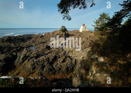 Amphitrite point Phare Pointe Ucluelet. Amphitrite point Lighthouse sur un promontoire rocheux surplombant l'océan Pacifique. Ucluelet, île de Vancouver Banque D'Images