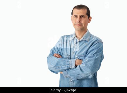 Homme d'âge moyen sur un arrière-plan isolé visage heureux souriant avec des bras croisés regardant la caméra. Personne positive. Banque D'Images