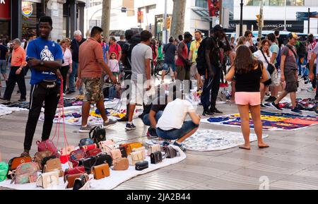 Vente de contrefaçons sur la Rambla, Barcelone Banque D'Images