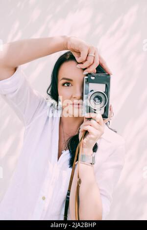 portrait d'une belle femme photographe tenant un appareil-photo de film. occupation, concept de voyage Banque D'Images