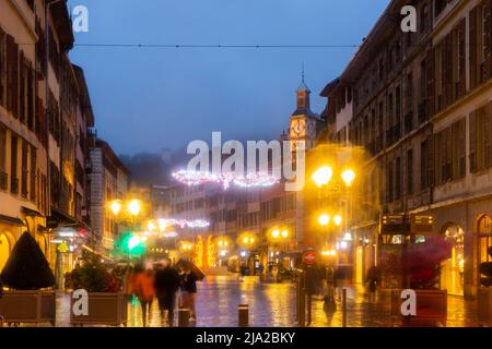 Rue piétonne de Chambéry à l'heure de noël Banque D'Images