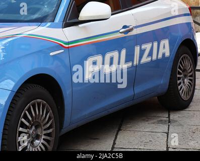 Voiture de police italienne. Polizia Italiana, garder la sécurité à Bologne. Banque D'Images