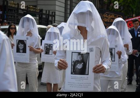 New York, New York, États-Unis. 26th mai 2022. Les participants du mois de mars sont vus tenir des photos d'enfants décédés et marcher jusqu'à Times Square, New York City, pour exiger de meilleures lois sur les armes à feu et pour demander à tout le monde de sortir en tant que défenseur de la prévention de la violence par armes à feu le 26 mai 2022. (Credit image: © Ryan Rahman/Pacific Press via ZUMA Press Wire) Banque D'Images