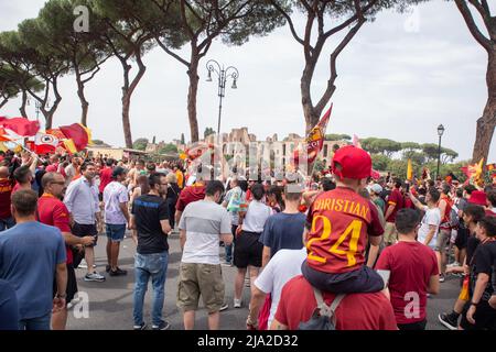 Rome, Italie. 26th mai 2022. LES fans roms célèbrent LA victoire de la Ligue des conférences des Roms près du Cirque Maximus à Rome (Credit image: © Matteo Nardone/Pacific Press via ZUMA Press Wire) Banque D'Images