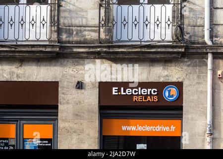 Photo d'un panneau avec le logo de Leclerc sur leur supermarché local à Bordeaux, France. E.Leclerc est une société coopérative et hypermarché française Banque D'Images