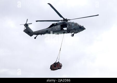 220521-O-NR876-946 MER DES PHILIPPINES (le 21 mai 2022) un hélicoptère MH-60s Seahawk, affecté au détachement 8 de l'Escadron de combat en mer (HSC) 21, transporte des palettes de fournitures du navire de combat littoral de la classe Independence USS Charleston (LCS 18) au destroyer de la classe Arleigh Burke USS Sampson (DDG 102). Charleston, qui fait partie du Destroyer Squadron (DESRON) 7, est sur un déploiement rotatif, opérant dans la zone d'exploitation de la flotte américaine 7th pour améliorer l'interopérabilité avec les partenaires et servir de force de réaction prête à l'appui d'une région libre et ouverte Indo-Pacifique. (É.-U. Navy photo par Ensign Banque D'Images