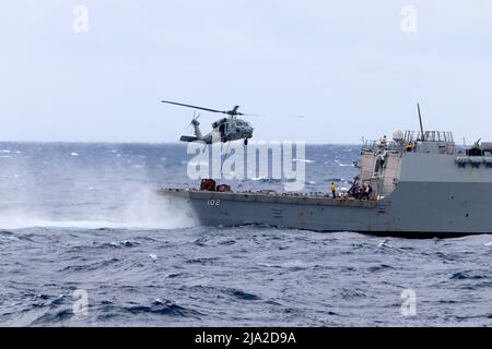 220521-O-NR876-603 MER DES PHILIPPINES (le 21 mai 2022) un hélicoptère MH-60s Seahawk, affecté au détachement 8 de l'Escadron de combat en mer (HSC) 21, transporte des palettes de fournitures du navire de combat littoral de la classe Independence USS Charleston (LCS 18) au destroyer de la classe Arleigh Burke USS Sampson (DDG 102). Charleston, qui fait partie du Destroyer Squadron (DESRON) 7, est sur un déploiement rotatif, opérant dans la zone d'exploitation de la flotte américaine 7th pour améliorer l'interopérabilité avec les partenaires et servir de force de réaction prête à l'appui d'une région libre et ouverte Indo-Pacifique. (É.-U. Navy photo par Ensign Banque D'Images