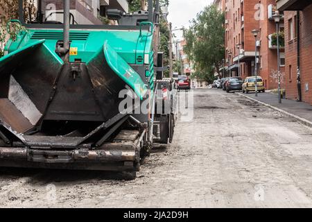 Photo d'un épandeur d'asphalte en veille à Belgrade, Serbie. Un finisseur (finisseur de chantier, finisseur d'asphalte, machine de pose de revêtement de route) est une pièce Banque D'Images