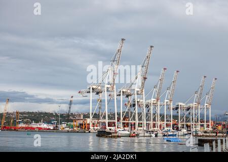 Photo du panorama de Luka koper, le port de koper, avec grues industrielles. Le port de Koper est une société anonyme, qui fournit le port et l Banque D'Images