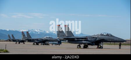 Les professionnels de l'entretien de la base aérienne de Mountain Home, Idaho, préparent les F-15E Strike Eagles pour les opérations de la mission lors de l'exercice Raging Gunfighter 22-2 à la base aérienne de Hill, Utah, le 22 mai 2022. Le terrain et l'espace aérien du complexe Mountain Home Range offrent au ministère de la Défense des possibilités d'entraînement uniques et stimulantes de 9 600 000 kilomètres carrés. (É.-U. Photo de la Force aérienne par le sergent d'état-major. Joshua Hoskins) Banque D'Images