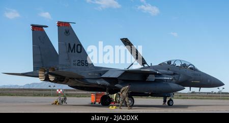 Les professionnels de l'entretien de la base aérienne de Mountain Home, Idaho, préparent les F-15E Strike Eagles pour les opérations de la mission lors de l'exercice Raging Gunfighter 22-2 à la base aérienne de Hill, Utah, le 22 mai 2022. Le terrain et l'espace aérien du complexe Mountain Home Range offrent au ministère de la Défense des possibilités d'entraînement uniques et stimulantes de 9 600 000 kilomètres carrés. (É.-U. Photo de la Force aérienne par le sergent d'état-major. Joshua Hoskins) Banque D'Images