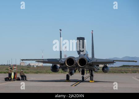 Les professionnels de l'entretien de la base aérienne de Mountain Home, Idaho, préparent les F-15E Strike Eagles pour les opérations de la mission lors de l'exercice Raging Gunfighter 22-2 à la base aérienne de Hill, Utah, le 22 mai 2022. Le terrain et l'espace aérien du complexe Mountain Home Range offrent au ministère de la Défense des possibilités d'entraînement uniques et stimulantes de 9 600 000 kilomètres carrés. (É.-U. Photo de la Force aérienne par le sergent d'état-major. Joshua Hoskins) Banque D'Images