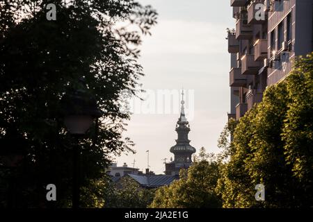 Photo de la cathédrale de Belgrade, également connue sous le nom de Saborna Crkva, vue de loin, entourée par le quartier de Stari Grad, avec des bâtiments anciens du XIXe siècle. Banque D'Images