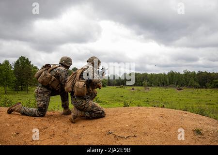 Marines avec son premier peloton, Bravo Company, Marine Barracks Washington, mène une formation d'infanterie à la base du corps des Marines Quantico, Virginie, le 25 mai 2022. Les Marines ont effectué un insert aérien via MV-22 Ospreys et ont perfectionné leurs compétences en matière de manipulation d'armes lors d'exercices de combat utilisant l'arme anti-armure légère AT-4, le lance-grenade M203, l'arme anti-armure M72 et le fusil M16A4. (É.-U. Photo du corps marin par Cpl. Mark A. Morales) Banque D'Images