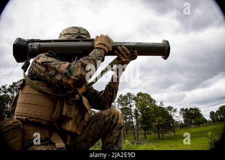 Marines avec son premier peloton, Bravo Company, Marine Barracks Washington, mène une formation d'infanterie à la base du corps des Marines Quantico, Virginie, le 25 mai 2022. Les Marines ont effectué un insert aérien via MV-22 Ospreys et ont perfectionné leurs compétences en matière de manipulation d'armes lors d'exercices de combat utilisant l'arme anti-armure légère AT-4, le lance-grenade M203, l'arme anti-armure M72 et le fusil M16A4. (É.-U. Photo du corps marin par Cpl. Mark A. Morales) Banque D'Images