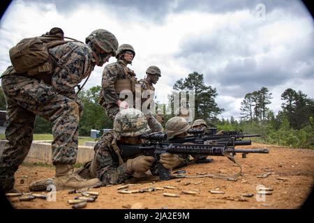 Marines avec son premier peloton, Bravo Company, Marine Barracks Washington, mène une formation d'infanterie à la base du corps des Marines Quantico, Virginie, le 25 mai 2022. Les Marines ont effectué un insert aérien via MV-22 Ospreys et ont perfectionné leurs compétences en matière de manipulation d'armes lors d'exercices de combat utilisant l'arme anti-armure légère AT-4, le lance-grenade M203, l'arme anti-armure M72 et le fusil M16A4. (É.-U. Photo du corps marin par Cpl. Mark A. Morales) Banque D'Images