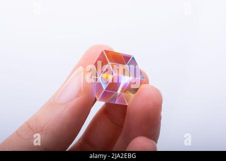 les cubes à prisme lumineux et lumineux recentrer la lumière dans différentes couleurs. Physique optique réfraction des rayons Banque D'Images